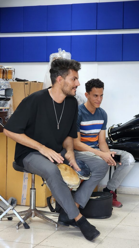 MsC Hansel ”Yorka” Hernández leads the percussion masterclass.